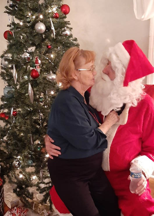 10 - 2022 KELLEY FAMILY CHRISTMAS PARTY LYDIA WITH SANTA